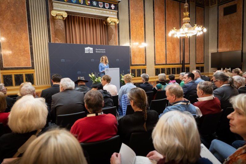 Lesung durch Schauspielerin Grischka Voss eines Gedicht von Magdalena Tichy