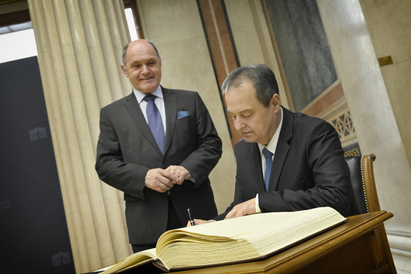 Eintrag ins Gästebuch. Von links: Nationalratspräsident Wolfgang Sobotka (ÖVP), Außenminister der Republik Serbien Ivica Dačić