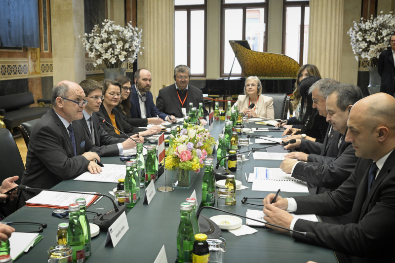 Aussprache. Linke Tischhälfte Österreichische Delegation mit von links: Nationalratspräsident Wolfgang Sobotka (ÖVP). Rechte Tischhälfte Serbische Delegation mit Außenminister Ivica Dačić (2. von rechts)