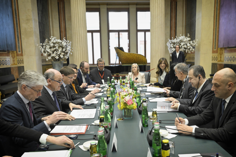 Aussprache. Linke Tischhälfte Österreichische Delegation mit von links: Parlamentsdirektor Harald Dossi, Nationalratspräsident Wolfgang Sobotka (ÖVP), weitere Delegationsmitgleider. Rechte Tischhälfte Serbische Delegation mit Außenminister Ivica Dačić (2. von rechts)