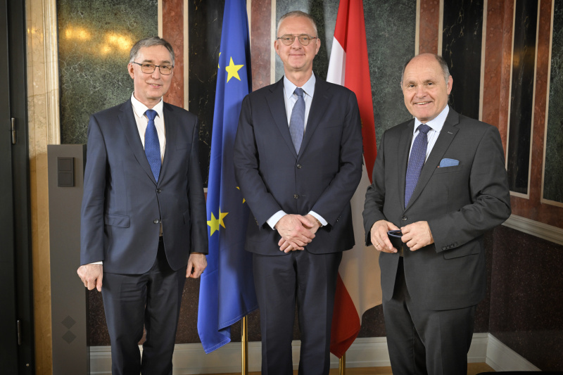 Von links: Franz Pietsch, Exekutivdirektor der EBDD Alexis Goosdeel, Nationalratspräsident Wolfgang Sobotka (ÖVP)