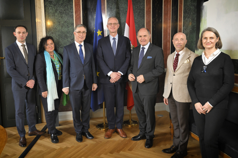 Gruppenfoto. Nationalratspräsident Wolfgang Sobotka (ÖVP) (3. von rechts), Exekutivdirektor der EBDD Alexis Goosdeel (4. von rechts) mit Delegation