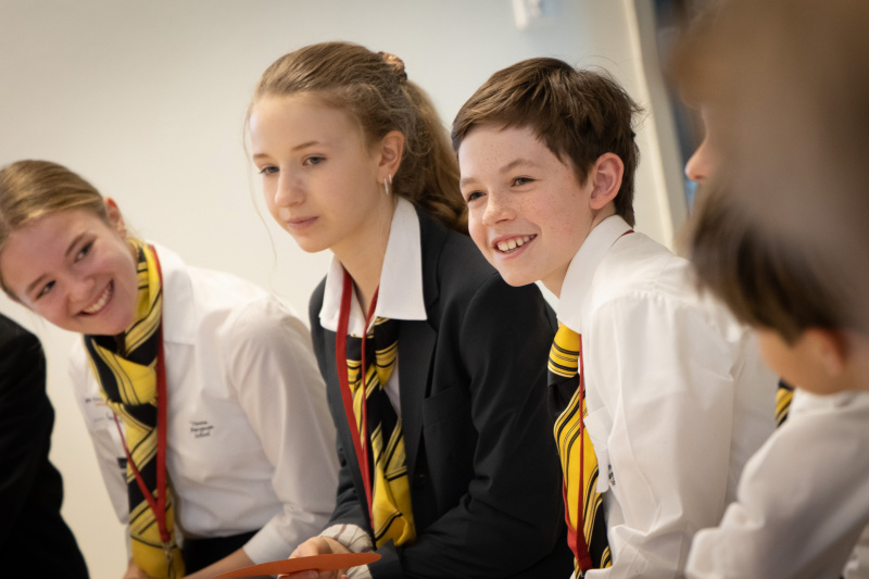 Schüler:innen im Gespräch