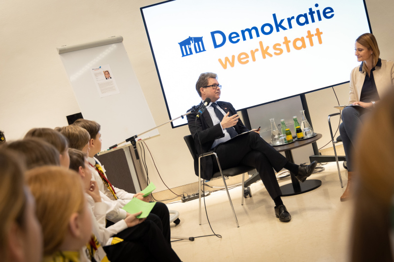 Unterrichtsminister Martin Polaschek und Schüler:innen im Gespräch