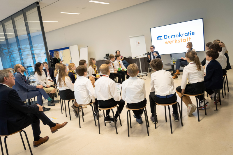 Unterrichtsminister Martin Polaschek und Schüler:innen im Gespräch