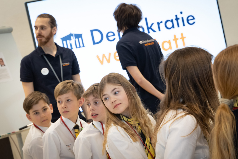 Schüler:innen erwarten Unterrichtsminister Martin Polaschek
