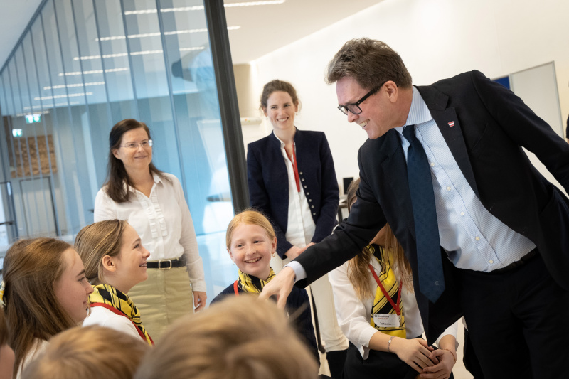 Unterrichtsminister Martin Polaschek begrüßt Schüler:innen