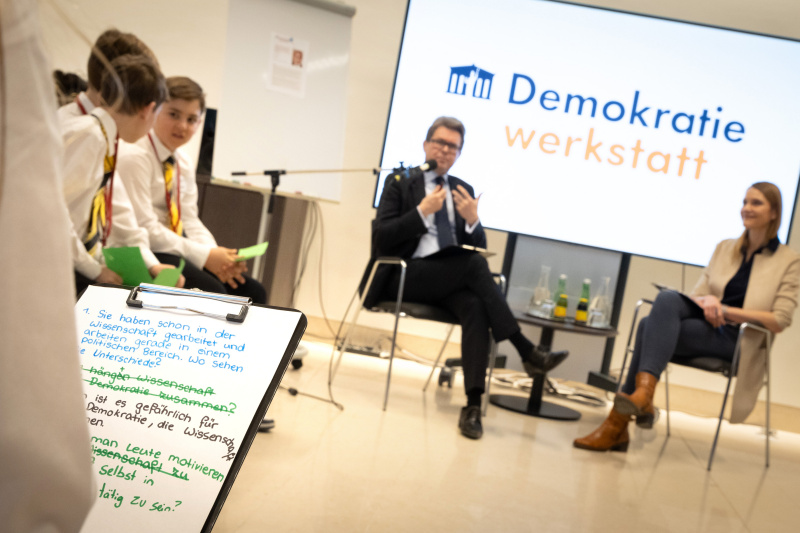 Unterrichtsminister Martin Polaschek und Schüler:innen im Gespräch