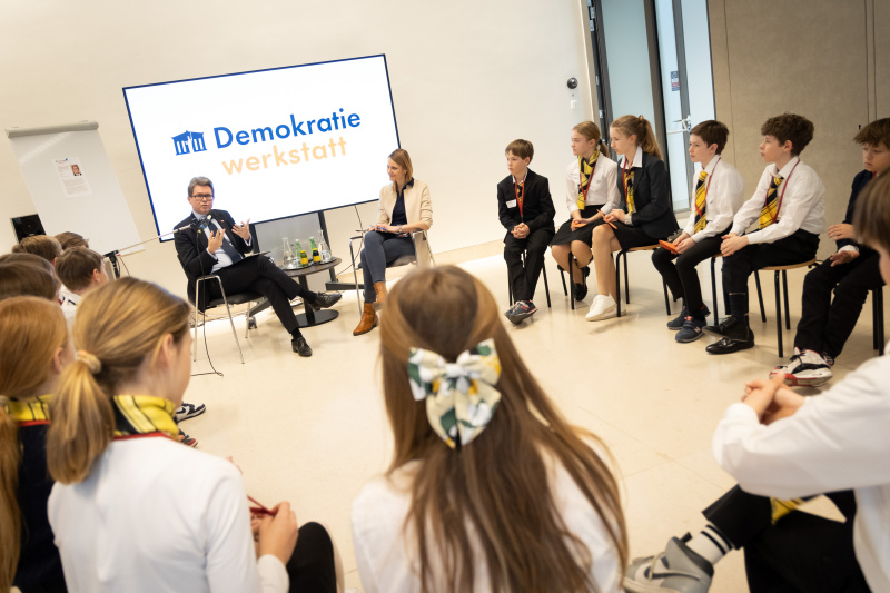 Unterrichtsminister Martin Polaschek und Schüler:innen im Gespräch