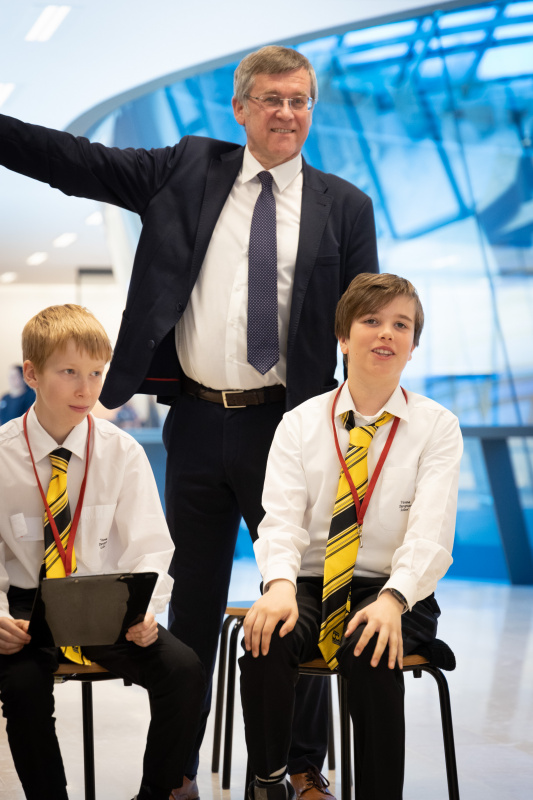 Abteilungsleiter Demokratiebildung Leopold Lugmayr und Schüler