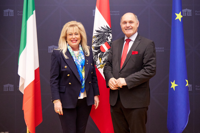 Fahnenfoto. Von rechts: Nationalratspräsident Wolfgang Sobotka (ÖVP), Präsidentin des Südtiroler Landtages Rita Mattei