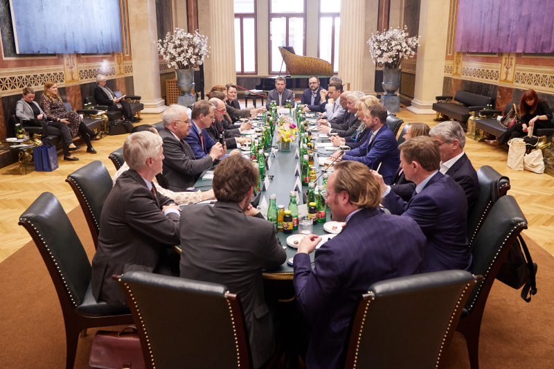 Arbeitsgespräch. Linke Tischhälfte Österreichische Delegation mit Nationalratspräsident Wolfgang Sobotka (ÖVP)(5. von links). Rechte Tischhälfte Präsidium des Südtiroler Landtages mit Präsidentin des Südtiroler Landtages Rita Mattei (5. von rechts)
