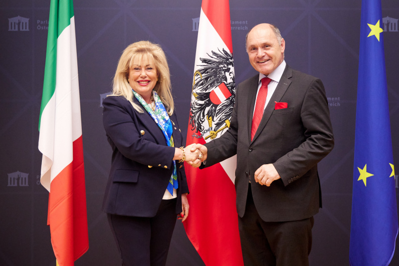 Fahnenfoto. Von rechts: Nationalratspräsident Wolfgang Sobotka (ÖVP), Präsidentin des Südtiroler Landtages Rita Mattei