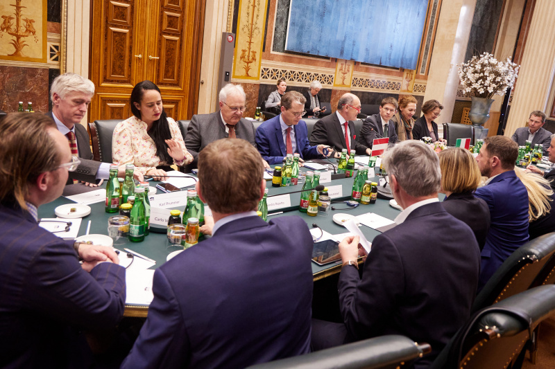 Arbeitsgespräch. Linke Tischhälfte Österreichische Delegation mit Nationalratspräsident Wolfgang Sobotka (ÖVP)(5. von links). Rechte Tischhälfte Präsidium des Südtiroler Landtages mit Präsidentin des Südtiroler Landtages Rita Mattei