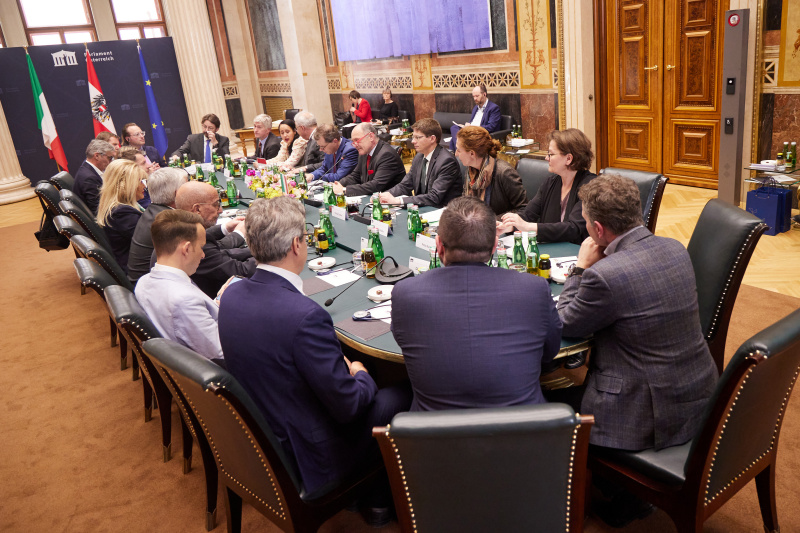 Arbeitsgespräch. Rechte Tischhälfte Österreichische Delegation mit Nationalratspräsident Wolfgang Sobotka (ÖVP)(4. von rechts). Linke Tischhälfte Präsidium des Südtiroler Landtages mit Präsidentin des Südtiroler Landtages Rita Mattei (4. von links)