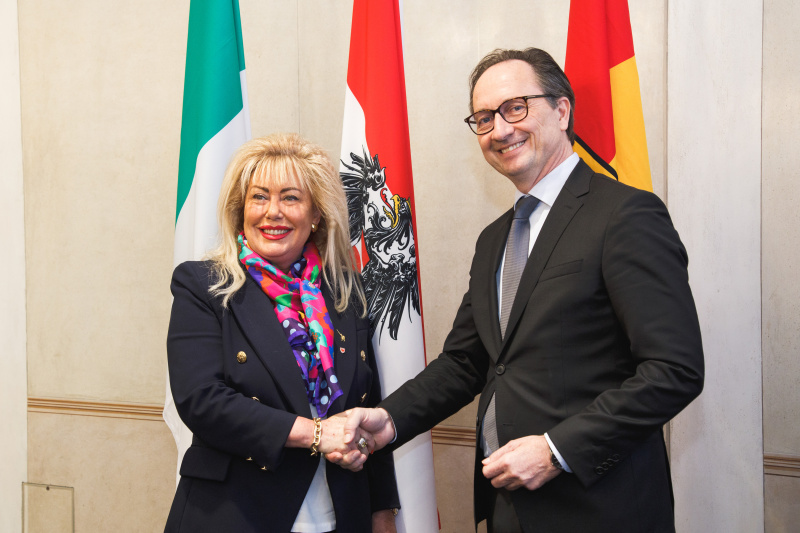 Fahnenfoto. Von links: Präsidentin des Südtiroler Landtages Rita Mattei,  Bundesratspräsident Günter Kovacs (SPÖ)