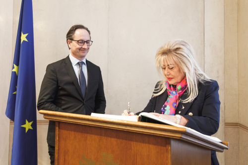 Eintrag in das Gästebuch. Von links: Bundesratspräsident Günter Kovacs (SPÖ), Präsidentin des Südtiroler Landtages Rita Mattei