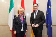 Fahnenfoto. Von links: Präsidentin des Südtiroler Landtages Rita Mattei,  Bundesratspräsident Günter Kovacs (SPÖ)