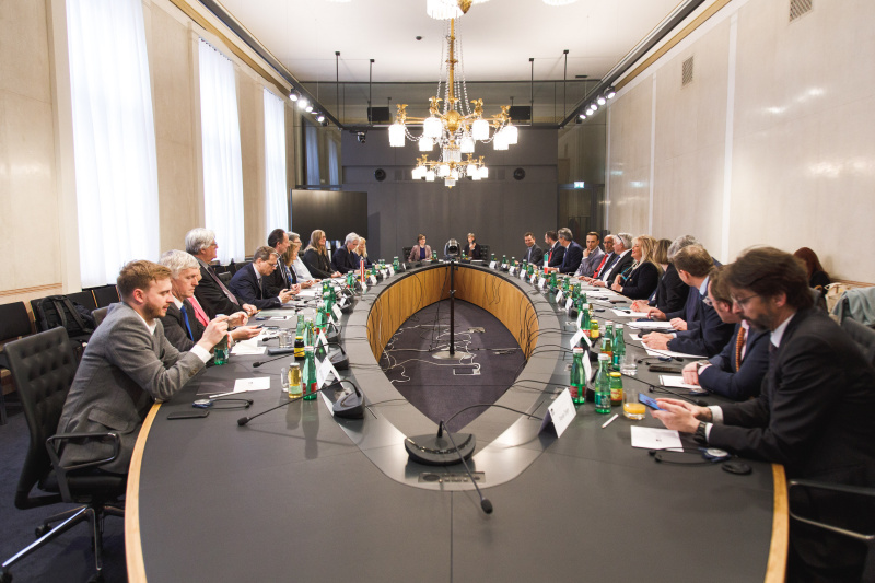 Aussprache. Linke Tischhälfte Österreichische Delegation unter der Leitung von Bundesratspräsident Günter Kovacs (SPÖ).  Rechte Tischhälfte Südtiroler Delegation unter der Leitung von Präsidentin des Südtiroler Landtages Rita Mattei
