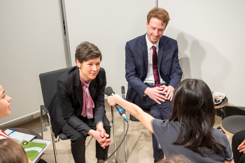 Die Gesandte der Schweizerischen Botschaft Barbara Schedler Fischer beantwortet Fragen der Schüler:innen