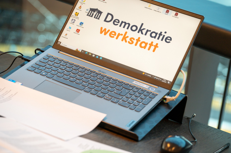 Demokratiewerkstatt Logo am Laptop