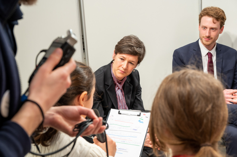 Frage einer Schülerin an die Gesandte der Schweizerischen Botschaft Barbara Schedler Fischer