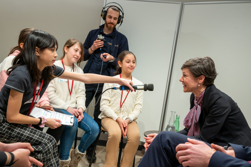 Die Gesandte der Schweizerischen Botschaft Barbara Schedler Fischer beantwortet Fragen der Schüler:innen