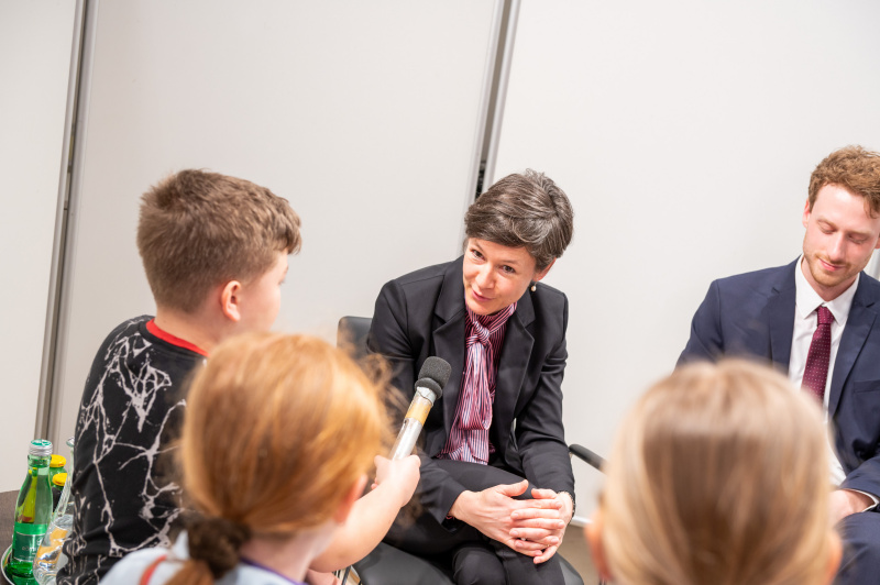 Die Gesandte der Schweizerischen Botschaft Barbara Schedler Fischer beantwortet Fragen der Schüler:innen