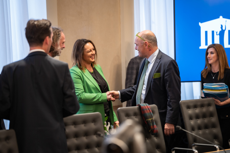 Von rechts: Nationalratspräsident Wolfgang Sobotka (ÖVP) begrüßt die Moderatorin