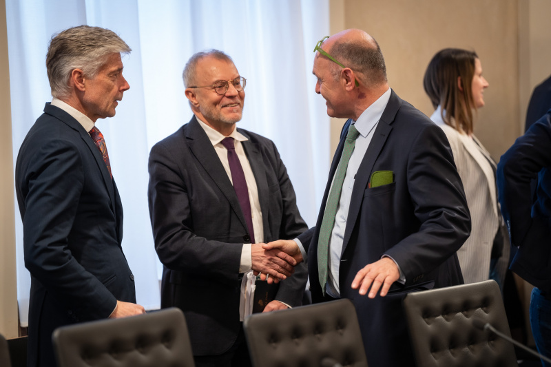 Von rechts: Nationalratspräsident Wolfgang Sobotka (ÖVP) begrüßt Nationalratsabgeordneten Harald Troch (SPÖ), Parlamentsdirektor Harald Dossi