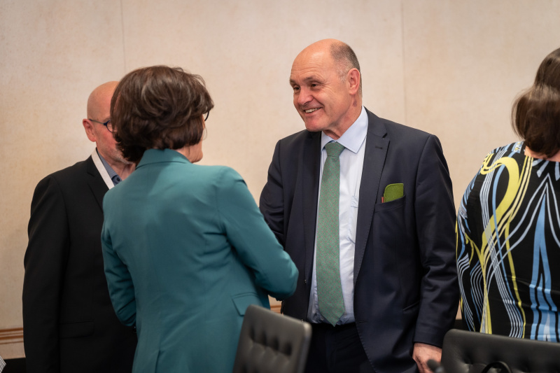 Nationalratspräsident Wolfgang Sobotka (ÖVP) begrüßt Veranstaltungsteilnehmerin