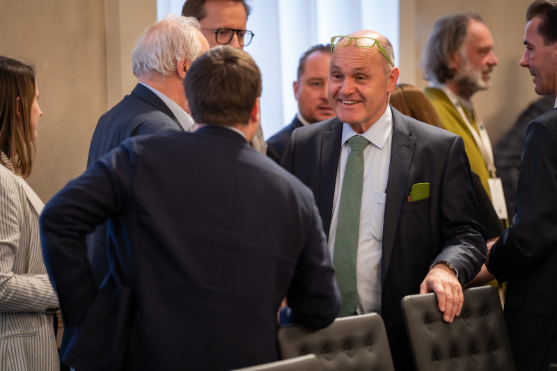 Nationalratspräsident Wolfgang Sobotka (ÖVP) begrüßt Veranstaltungsteilnehmer