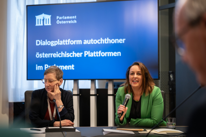 Von rechts: Eröffnungsrede Moderatorin und Professorin für angewandte Sprachwissenschaft Brigitta Busch