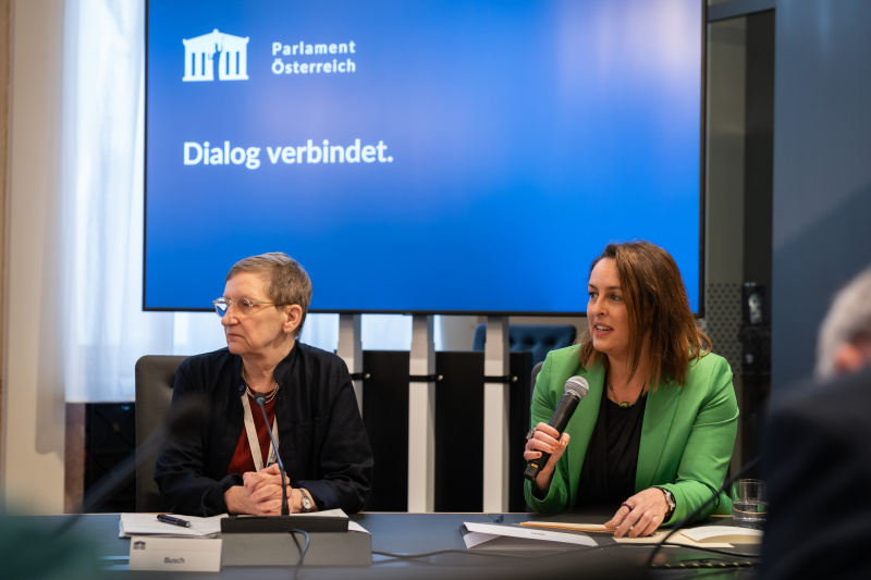 Von rechts: Eröffnungsrede Moderatorin und Professorin für angewandte Sprachwissenschaft Brigitta Busch