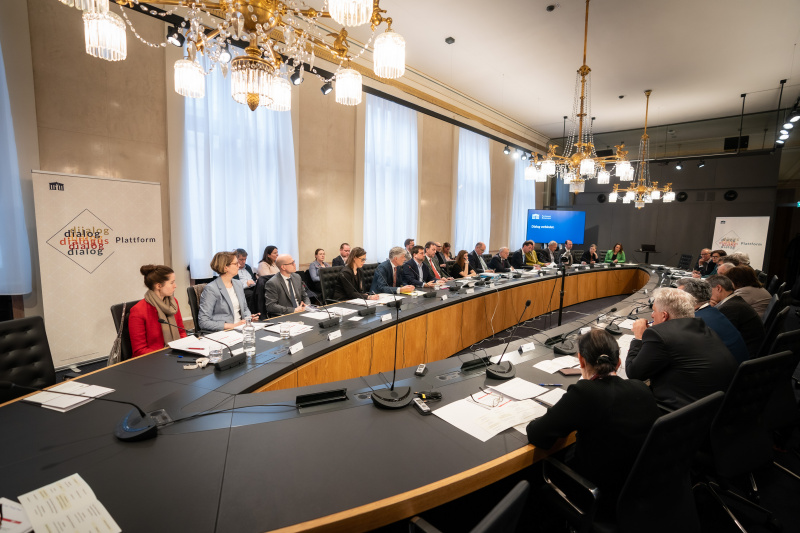 Eröffnungsworte von Parlamentsdirektor Harald Dossi