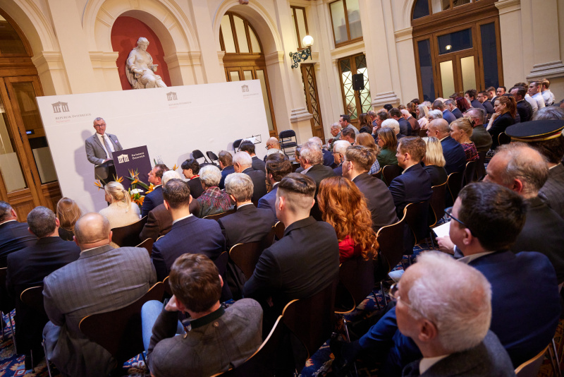 Eröffnungsworte durch Dritten Nationalratspräsidenten Norbert Hofer (FPÖ). Blick Richtung Veranstaltungsteilnehmer:innen