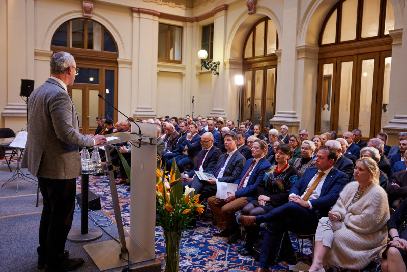 Eröffnungsworte durch Dritten Nationalratspräsidenten Norbert Hofer (FPÖ). Blick Richtung Veranstaltungsteilnehmer:innen