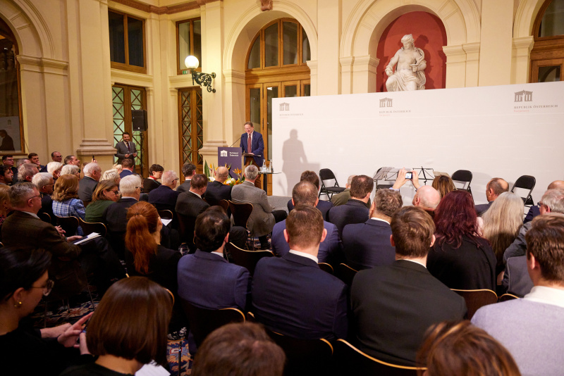 Vortrag von Christian Neschwara Universität Wien. Blick Richtung Veranstaltungsteilnehmer:innen