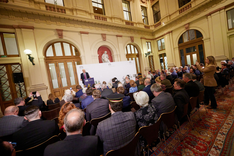 Vortrag von Nationalratsabgeordneter Harald Stefan (FPÖ). Blick Richtung Veranstaltungsteilnehmer:innen