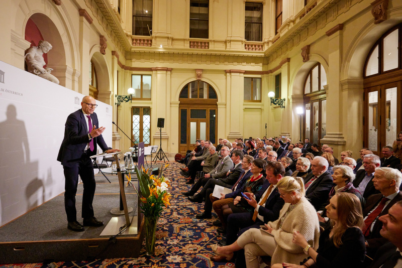 Vortrag von Nationalratsabgeordneter Harald Stefan (FPÖ). Blick Richtung Veranstaltungsteilnehmer:innen