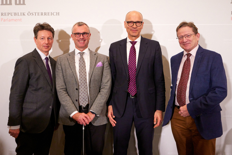 Von links: Klubdirektor des FPÖ Parlamentsklubs Norbert Nemeth, Dritter Nationalratspräsident Norbert Hofer (FPÖ), Nationalratsabgeordneter Harald Stefan (FPÖ), Christian Neschwara Universität Wien