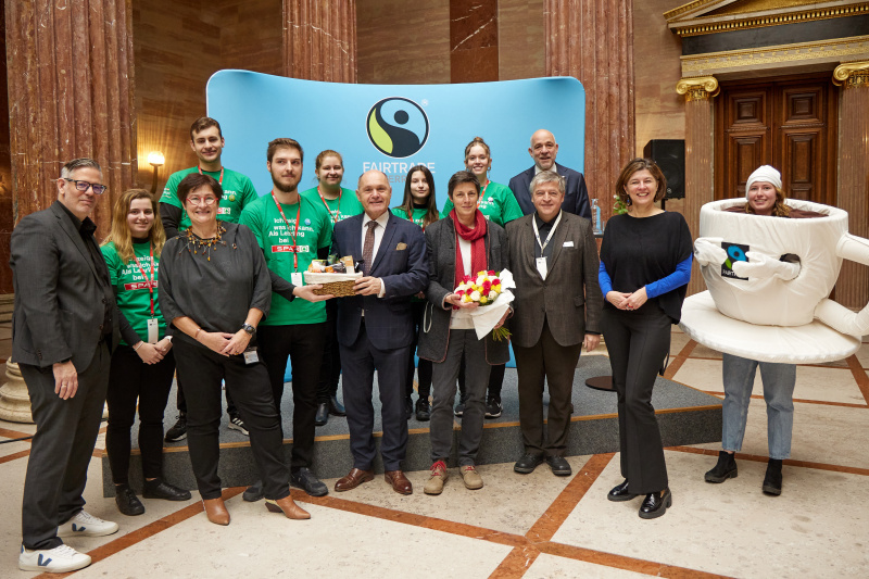 Gruppenfoto mit Nationalratspräsident Wolfgang Sobotka (ÖVP) und Veranstaltungsteilnehmer:innen
