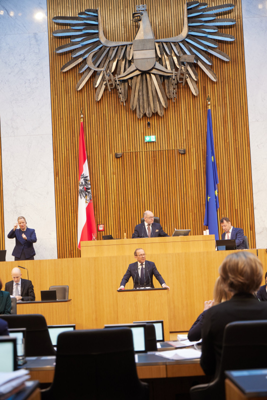 Am Rednerpult Nationalratsabgeordneter Peter Haubner (ÖVP)