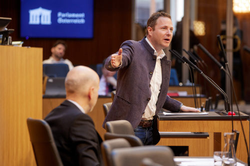 Am Rednerpult Nationalratsabgeordneter Michael Schnedlitz (FPÖ)