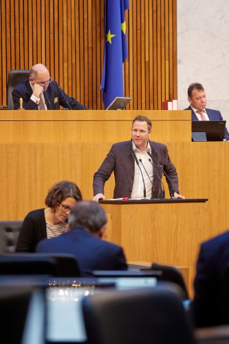 Am Rednerpult Nationalratsabgeordneter Michael Schnedlitz (FPÖ)