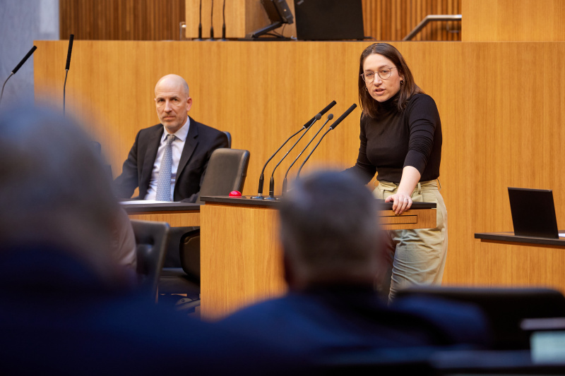 Am Rednerpult Nationalratsabgeordnete Julia Elisabeth Herr (SPÖ)