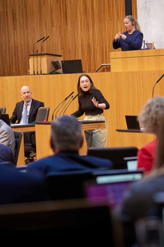 Am Rednerpult Nationalratsabgeordnete Julia Elisabeth Herr (SPÖ)