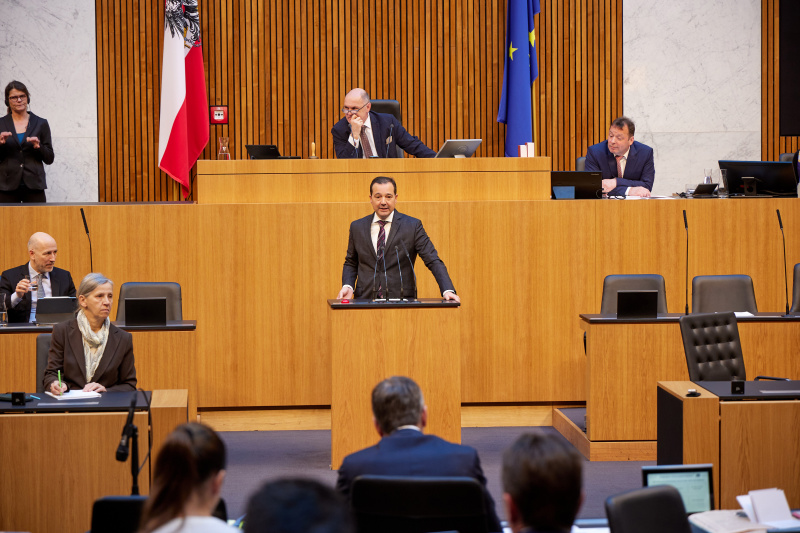 Am Rednerpult Nationalratsabgeordneter Gerald Loacker (NEOS)