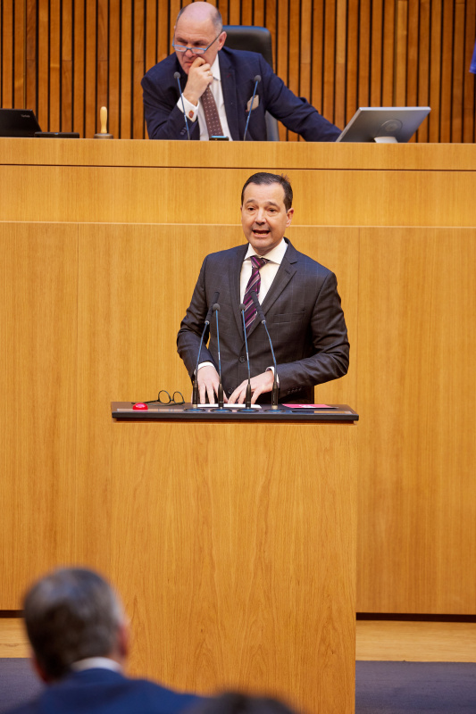 Am Rednerpult Nationalratsabgeordneter Gerald Loacker (NEOS)