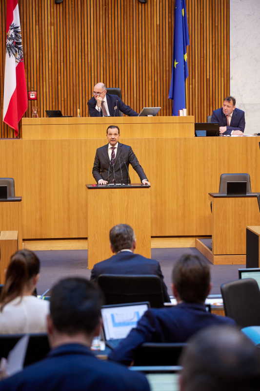 Am Rednerpult Nationalratsabgeordneter Gerald Loacker (NEOS)